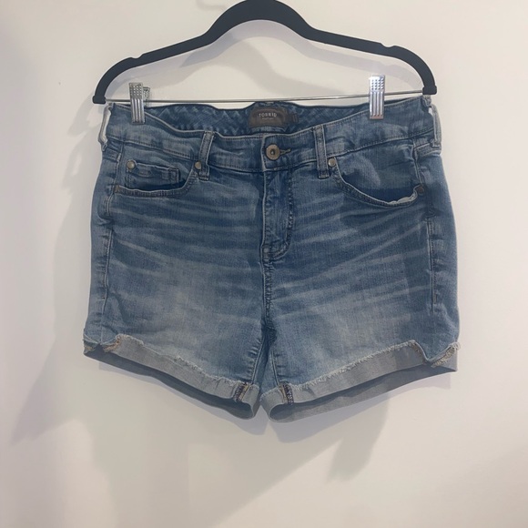 Torrid  Perfect Vintage Stretch Mid-Rise Cuffed Denim 
Shorts, 5” inseam, sz 14 - Picture 4 of 13